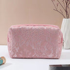 trousse a maquillage motif dentelle rose